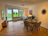 Wohn-/ Essbereich - Frisch modernisierte 4- Zimmer- Terrassenwohnung mit Garten & Garage