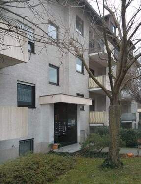 Vorderansicht eines Mahrfamilienhauses - Großzügige renovierte 2-ZKB-Erdgeschosswohnung in Frankfurt-Hausen sucht SIE