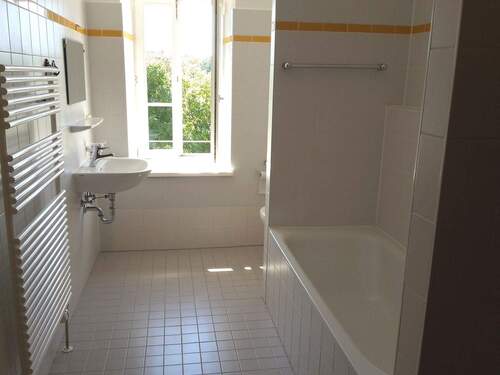 Tageslichtbad mit Wanne - 2 Zimmer Etagenwohnung zur Miete in Königsbrück