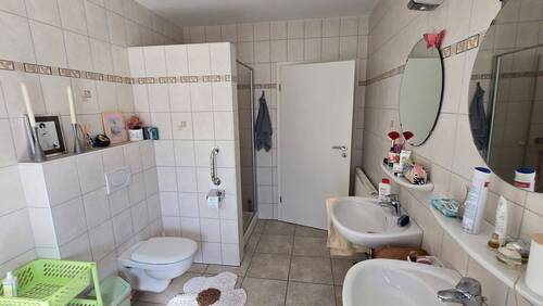 Ein vollwertiges Badezimmer im Erdgeschoss - 