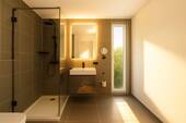 modernes Duschbad mit bodentiefem Fenster - 