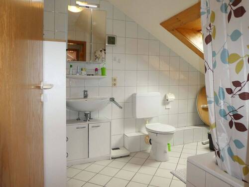 Bad mit Badewanne und Fenster - 