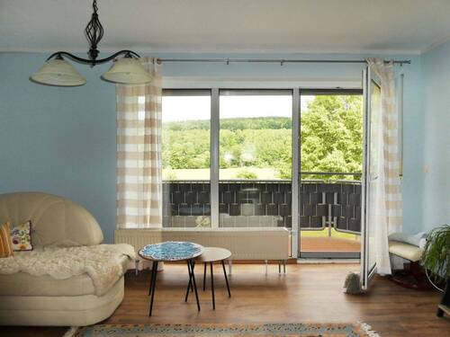 Wohnzimmer mit Balkon - Freundliche 3-Zi-DG-Wohnung in ruhiger Lage, mit großem Balkon und Gäste-WC