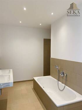 Badezimmer mit Wanne und Dusche - Etagenwohnung mit 139,00 m² in Deggendorf zur Miete