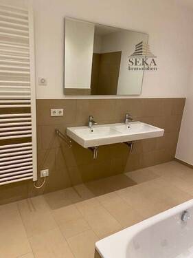 Badezimmer mit Doppelwaschbecken - 