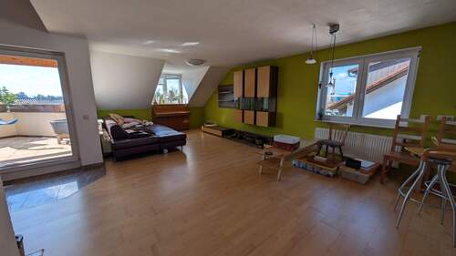 Blick beim Eintreten in die Wohnung - 6 Zimmer Etagenwohnung in Friedrichshafen