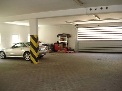 Halle/Rolltor.JPG - Lagerfläche ca. 250m² (EG) mit Bürofläche (ca. 100m²) zur Vermietung
