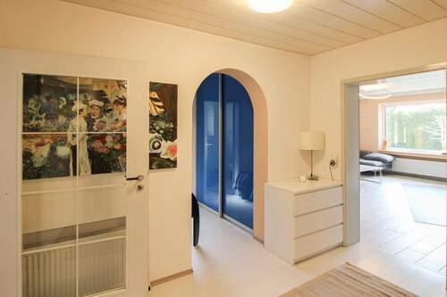 Diele mit Blick zum kleinen Flur - 