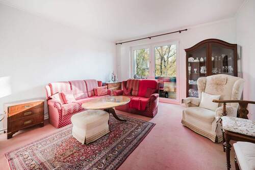 Wohnzimmer + Balkon - 3 Zimmer Etagenwohnung zum Kaufen in Berlin