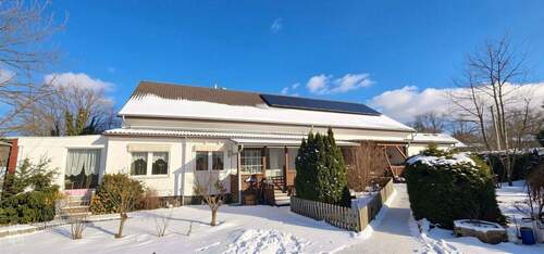 Hausansicht - (KI generiert) - Sehr ruhig gelegenes Zweifamilienhaus mit großem Gartengrundstück und Carport