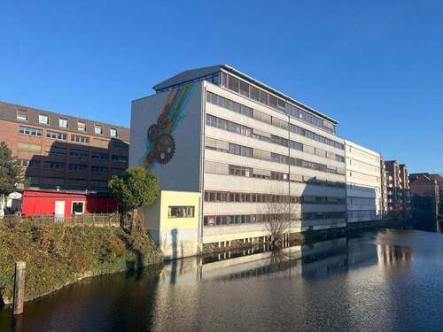 Hausansicht Kanal - Büro mit einer EBK am Mittelkanal