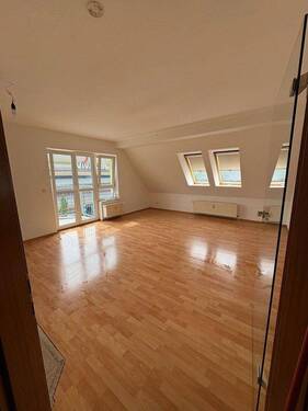 WZ mit Blick auf Balkon - 2 Zimmer Etagenwohnung zum Kaufen in Berlin