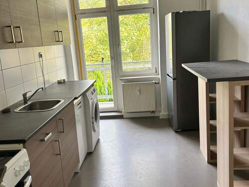 Küche mit EBK und Balkonzugang - Etagenwohnung mit 93,00 m² in Chemnitz zur Miete