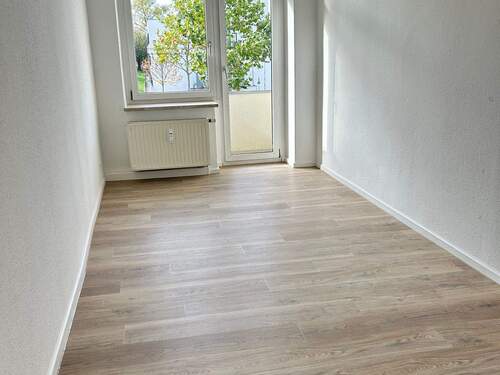 Kinder- o. Arbeitszimmer mit Balkonzugang - 