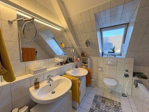 Badezimmer mit Dusche und Badewanne - 