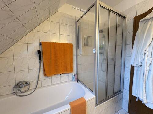 Badezimmer mit Dusche und Badewanne weitere Ansicht - 