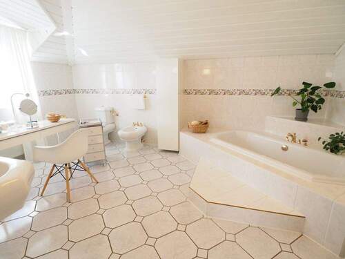 großes Badezimmer - 