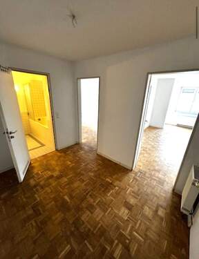 Flur - Etagenwohnung mit 60,00 m&sup2; in Frankfurt am Main zur Miete