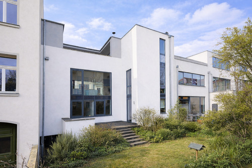 Haus mit Garten - Modernes Stadthaus mit Dachterrasse, Garten und nachhaltiger Technik