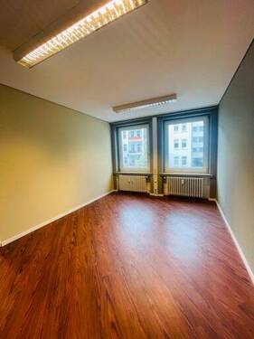 Zwei Büros mit Durchgangstür - Zwei Büros mit Durchgangstür am Aegi - 40m², flexibel & möbliert