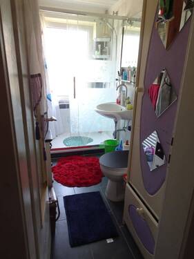 Bad mit Dusche - 