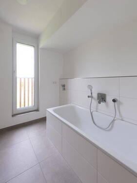 Bad mit Dusche und Wanne - 