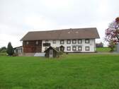 Hausansicht von Südsüdost - 8 Zimmer Mehrfamilienhaus, Wohnhaus zum Kaufen in Ühlingen-Birkendorf
