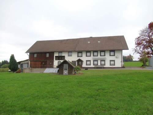 Hausansicht von Südsüdost - 8 Zimmer Mehrfamilienhaus, Wohnhaus zum Kaufen in Ühlingen-Birkendorf