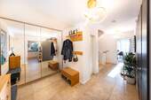 Geräumiger Eingangsbereich - 6 Zimmer Doppelhaushälfte zum Kaufen in Pullach