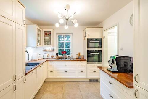 Helle Küche mit zwei großen Fenstern - 