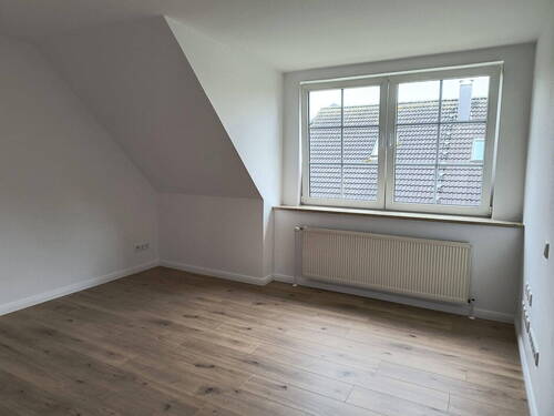 Bild 1 - Lichtdurchflutete 2-Zi Dachgeschoßwohnung renoviert mit Gartennutzung in Satrup