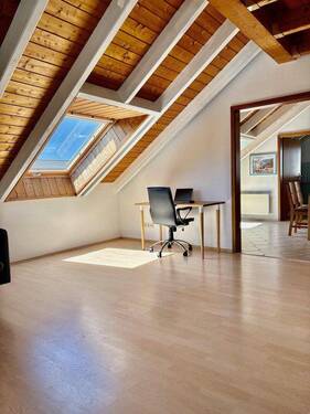 Bürobereich im Wohnzimmer - 2 Zimmer Etagenwohnung in Eberstadt