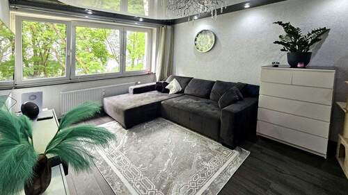Wohnzimmer - 3 Zimmer Etagenwohnung zum Kaufen in Köln