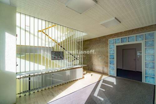 Freundlich gestalteter Eingangsbereich - 5 Zimmer Büro in Gräfelfing