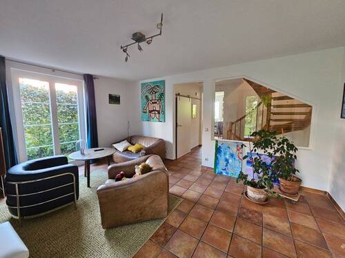 Wohnzimmer mit Blick zur Küche - 5 Zimmer Etagenwohnung in Berlin