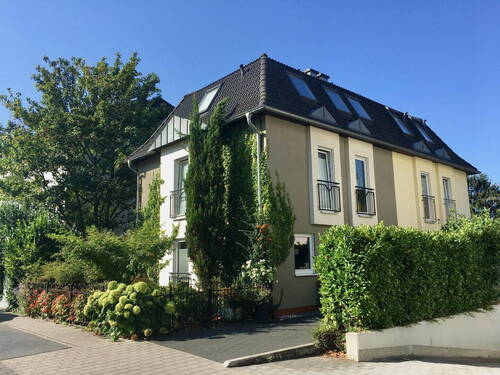 Ansicht von der Straße - 5 Zimmer Doppelhaushälfte in Frankfurt am Main