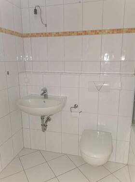 Bad mit WC und Waschbecken - 