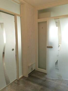 Flur mit Glastüren zur Küche und Wohnzimmer - 