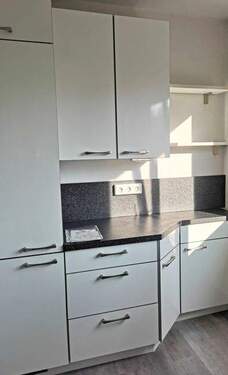 Küche mit Kühlschrank - 3 Zimmer Etagenwohnung in Ludwigshafen am Rhein