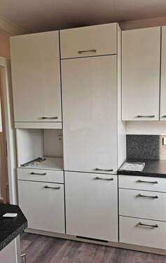 Küchenzeile mit Kühlschrank und Gefrierteil - 