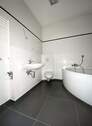 Modernes Badezimmer mit Dusche und Badewanne - 