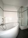 Modernes Badezimmer mit Dusche und Badewanne - 