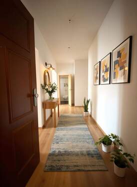 Eintreten und wohlfühlen: Blick vom Eingang in den Flur (Wohnidee) - (KI generiert) - 