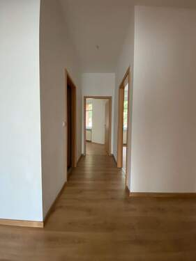 Praktische Raumaufteilung: Flur als Verbindung zu allen Bereichen - 