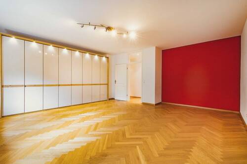 Großes Schlafzimmer mit Schrankseite - 