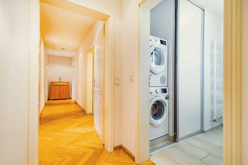 Gästebadezimmer mit Waschmaschine - 