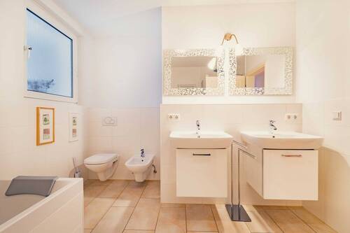 Hauptbadezimmer Doppelwaschbecken, WC & Bidet - 