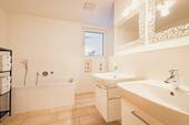 Hauptbadezimmer mit Badewanne - 