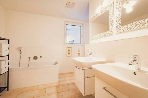 Hauptbadezimmer mit Badewanne - 