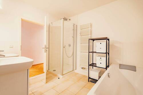 Hauptbadezimmer mit Dusche - 